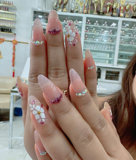 Nail vẽ và đính đá