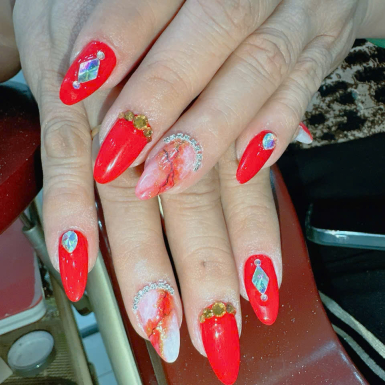 Nail đỏ đính đá